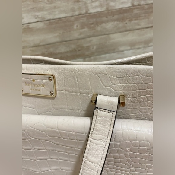 Kate Spade Purse Large Beige Pebbled Leather Crocodile Embossed - Picture 4 of 16
